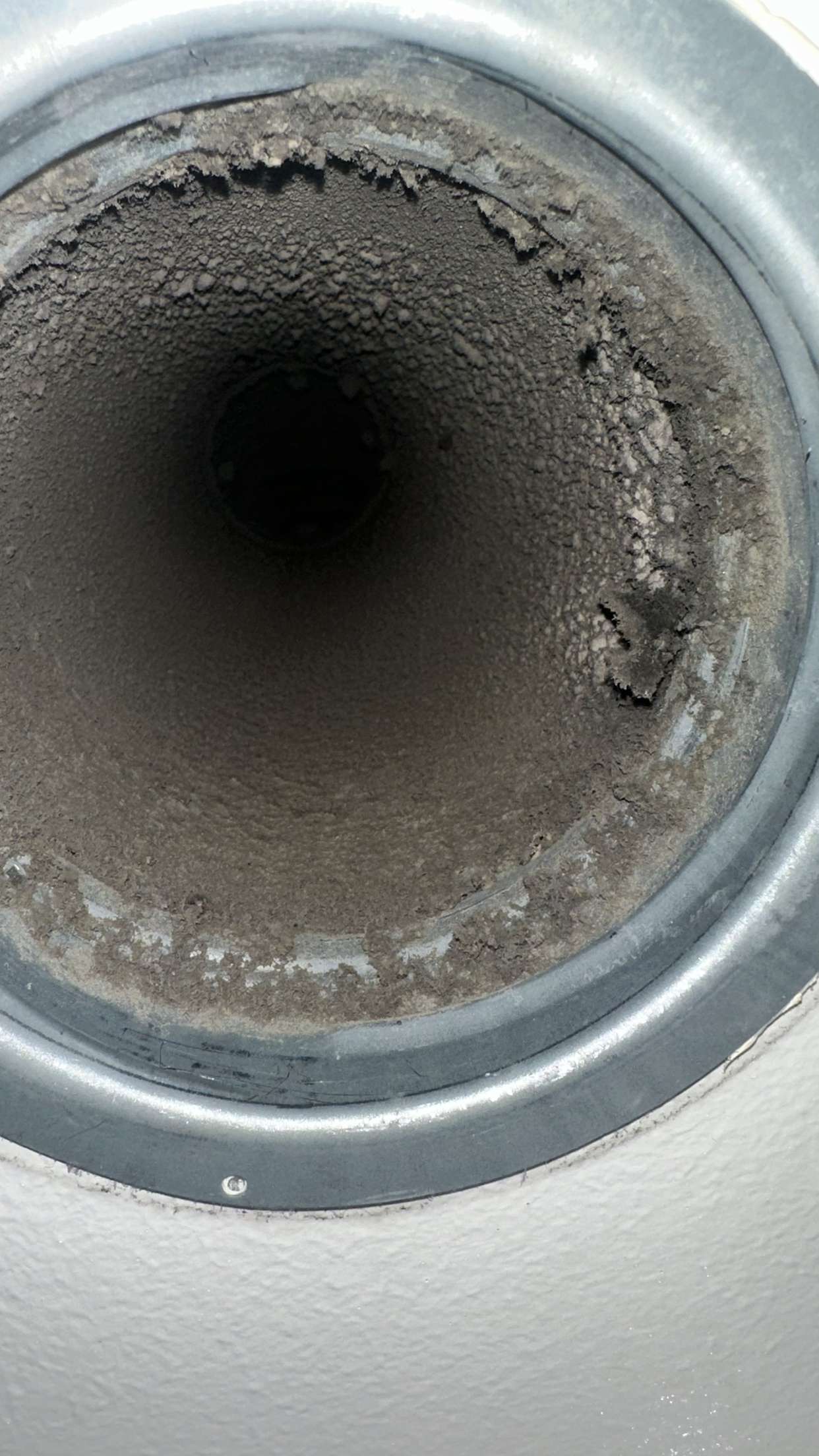 Ventilasjonskanal før rens – full av støv og skitt